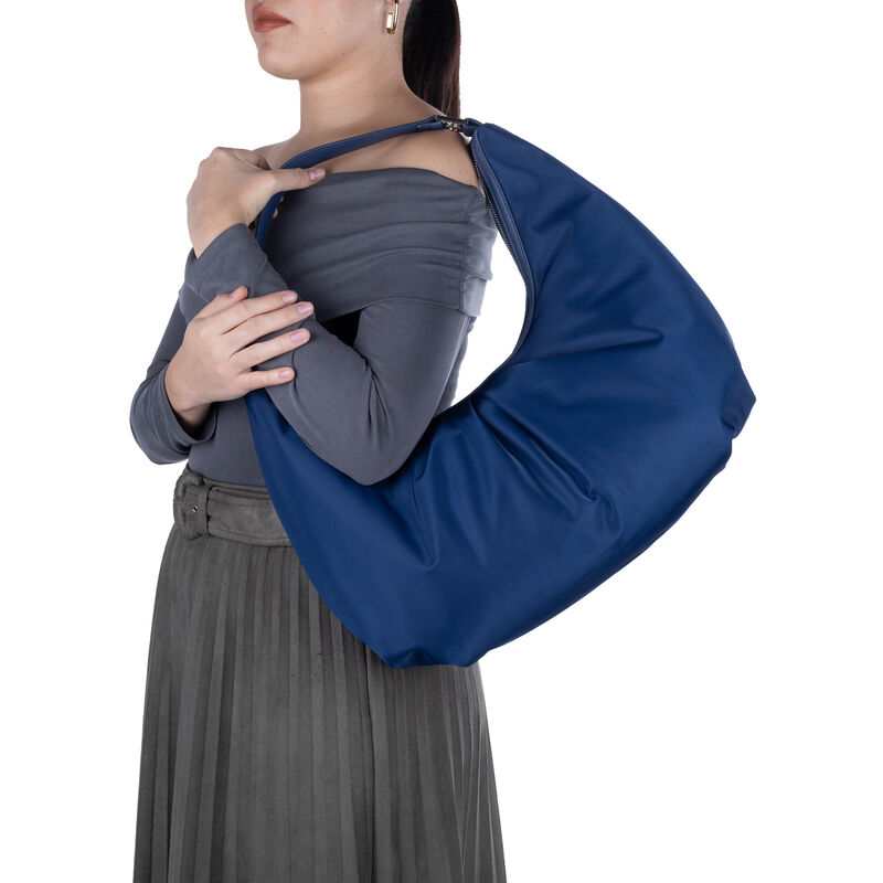 Bolsa Hobo Mediana Con Herraje Color Azul Marin... image number null