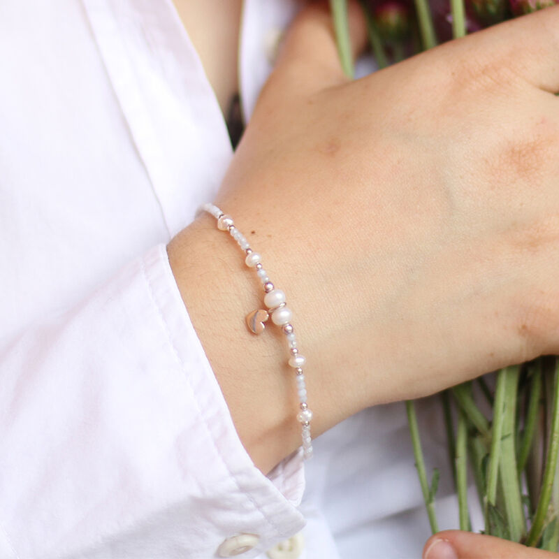 Pulsera Amore calcedonia azul y perlas con cora... image number null