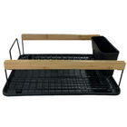 Escurridor de 1 nivel con charola de pl&aacute;stico y laterales de bamb&uacute;, con doble porta utensilios