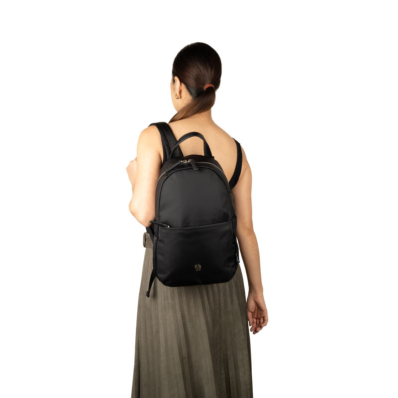 Mochila Grande Con Herraje De Monograma Color N... image number null
