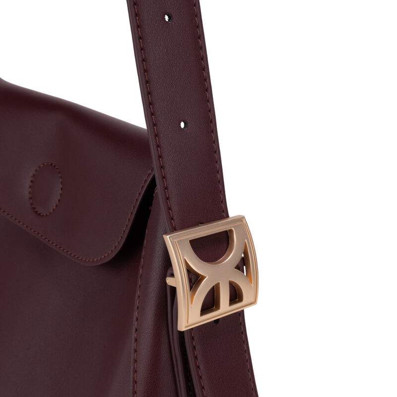 Bolsa Hobo Grande Con Charm Color Tinto image number null