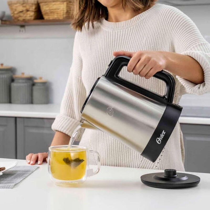 Hervidor El&eacute;ctrico Oster 1.7 Litros Gris BVSTKE... image number null