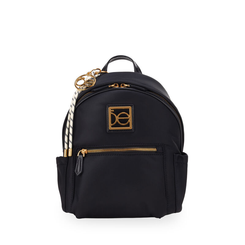 Mochila Mediana Con Charm Decorativo Color Negr... image number null