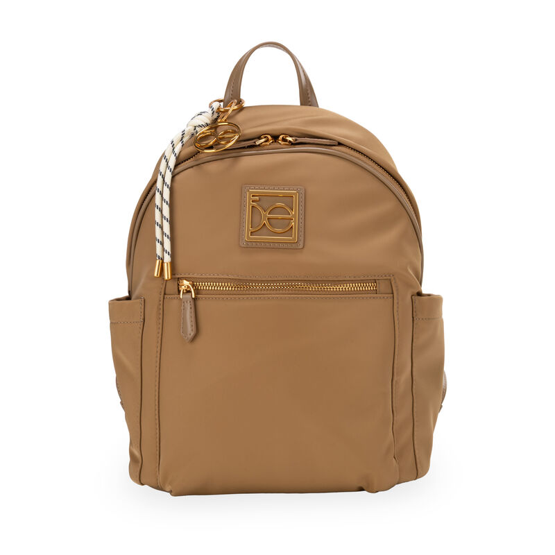 Mochila Grande Con Charm Decorativo Color Camel image number null