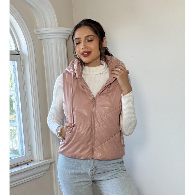 Chaleco de vinipiel con gorro removible image number null