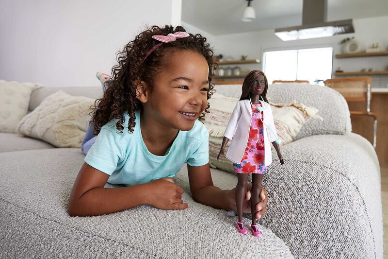 Mu&ntilde;eca Moderna Barbie Doctor Con Forma Curvil&iacute;n... image number null
