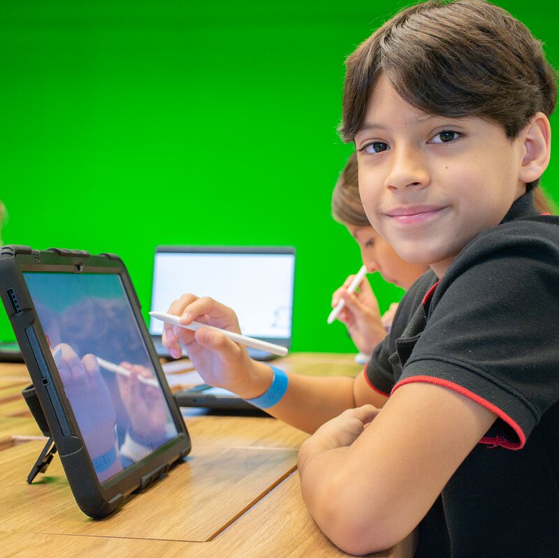 ACADEMI by KidZania Paquete 2 (2 Adultos y 1 Ni... image number null