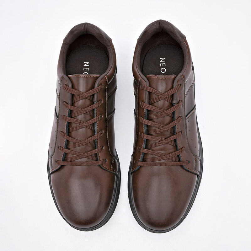 Neosport Zapato casual para hombre caf&eacute; image number null