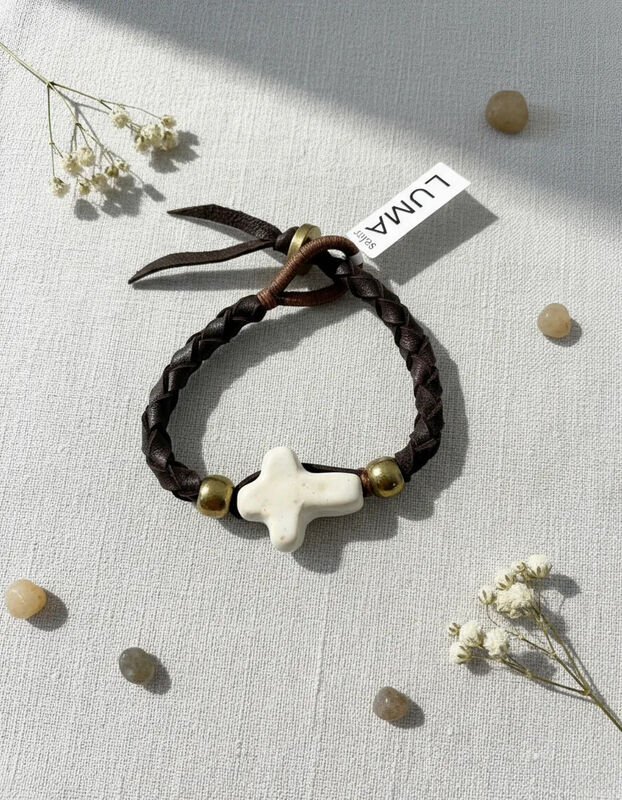 Pulsera Tejida Con Cuero Negro Y Cruz De Piedra... image number null