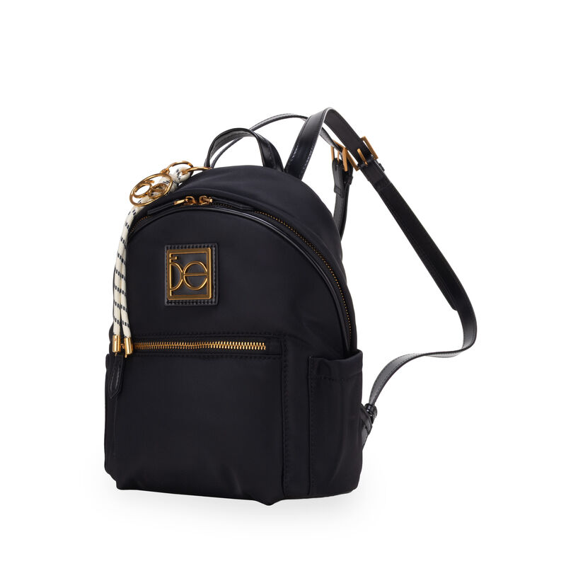 Mochila Mediana Con Charm Decorativo Color Negr... image number null