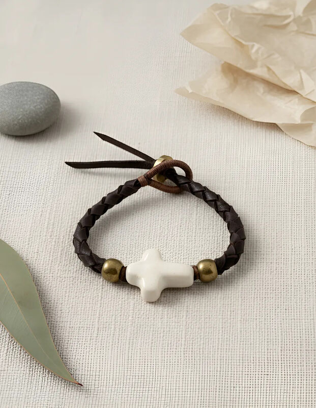 Pulsera Tejida Con Cuero Negro Y Cruz De Piedra... image number null