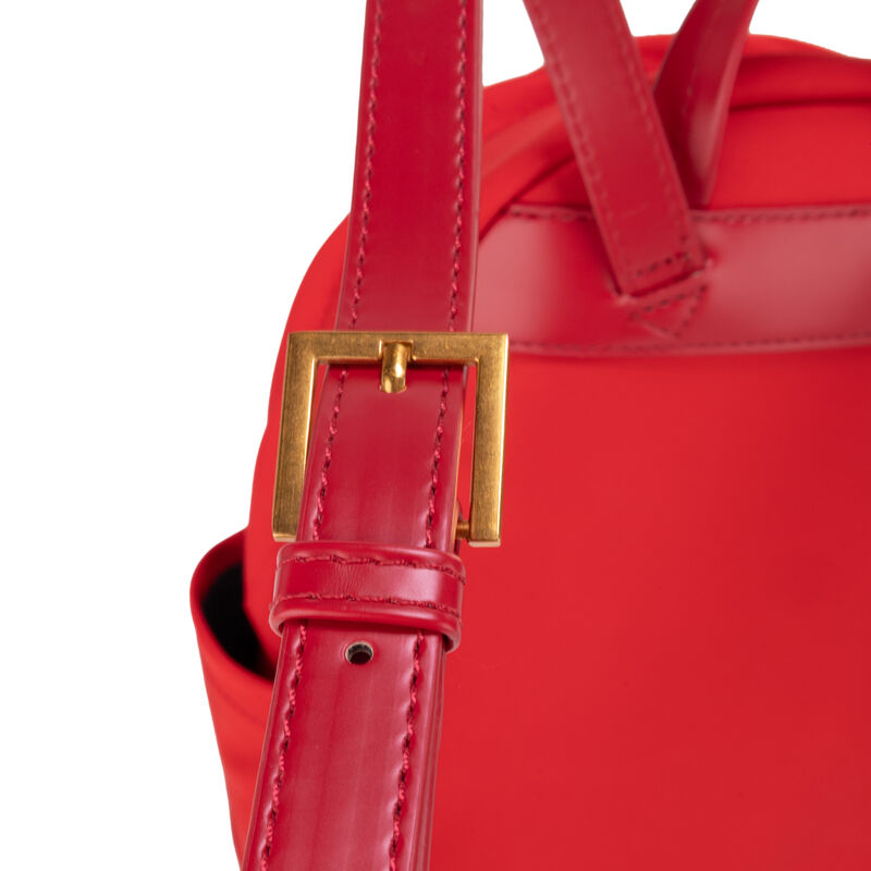 Mochila Mediana Con Charm Decorativo Color Rojo image number null