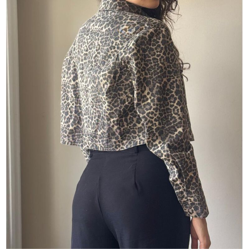 Chamarra mezclilla de leopardo image number null