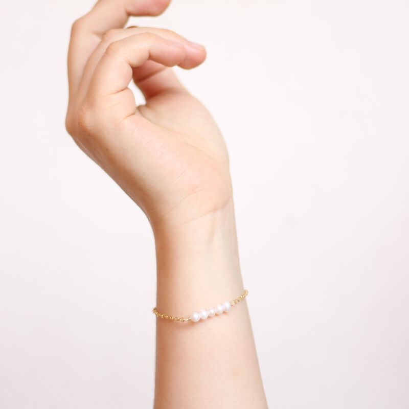 Pulsera de Cadena Dorada con 5 Perlas image number null