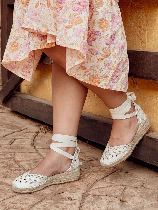 Alpargata Romero Cu&ntilde;a Baja Lona Bordada Crudo image number null