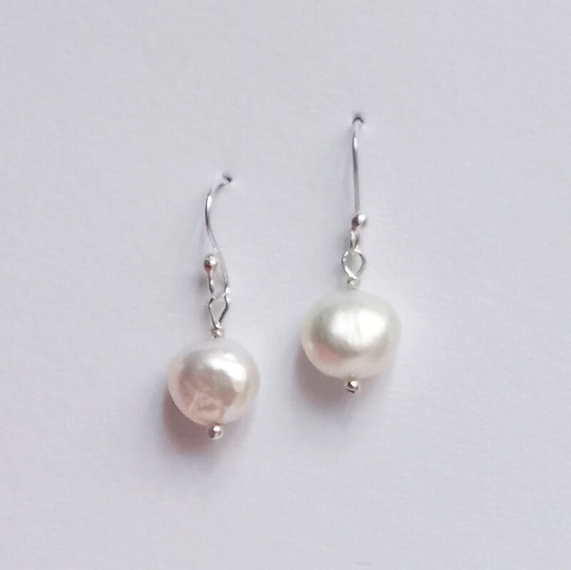 Aretes colgantes con perla blanca irregular image number null