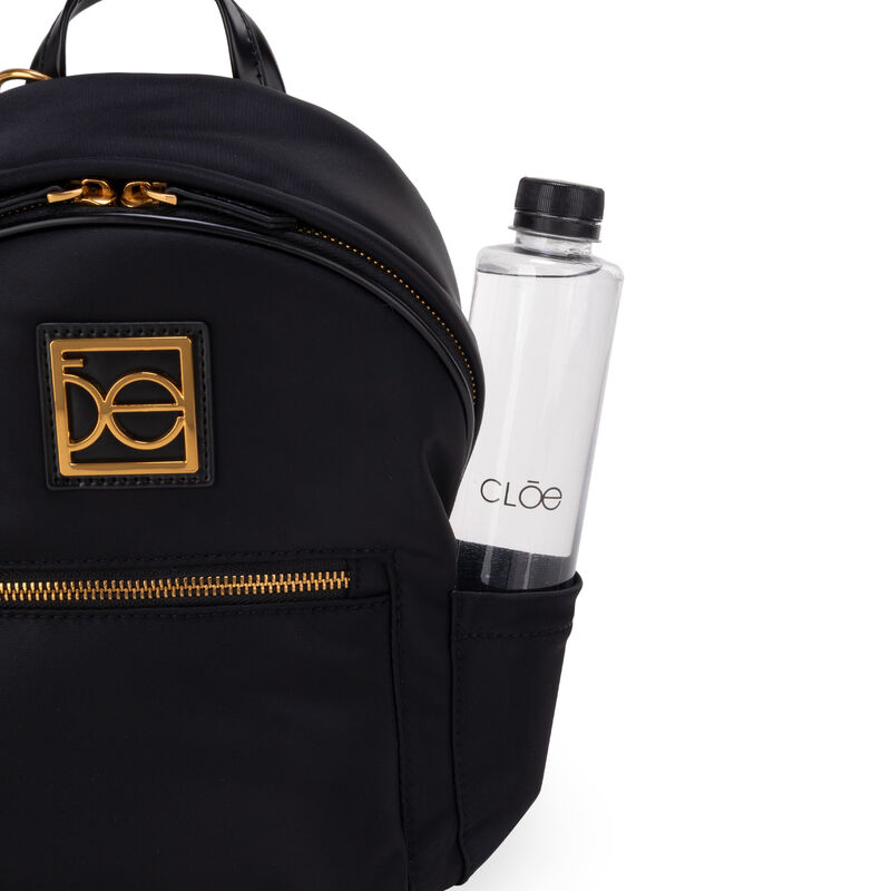 Mochila Mediana Con Charm Decorativo Color Negr... image number null