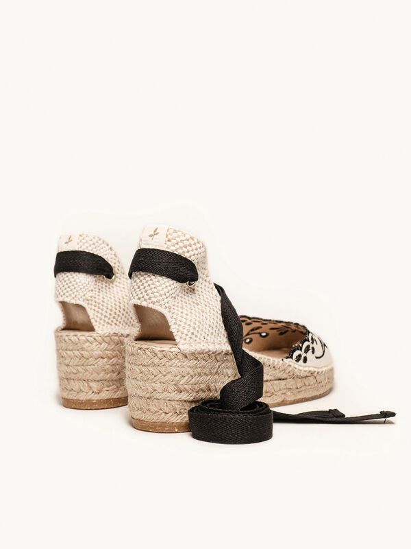 Alpargata Romero Cu&ntilde;a Baja Lona Bordada Negra image number null