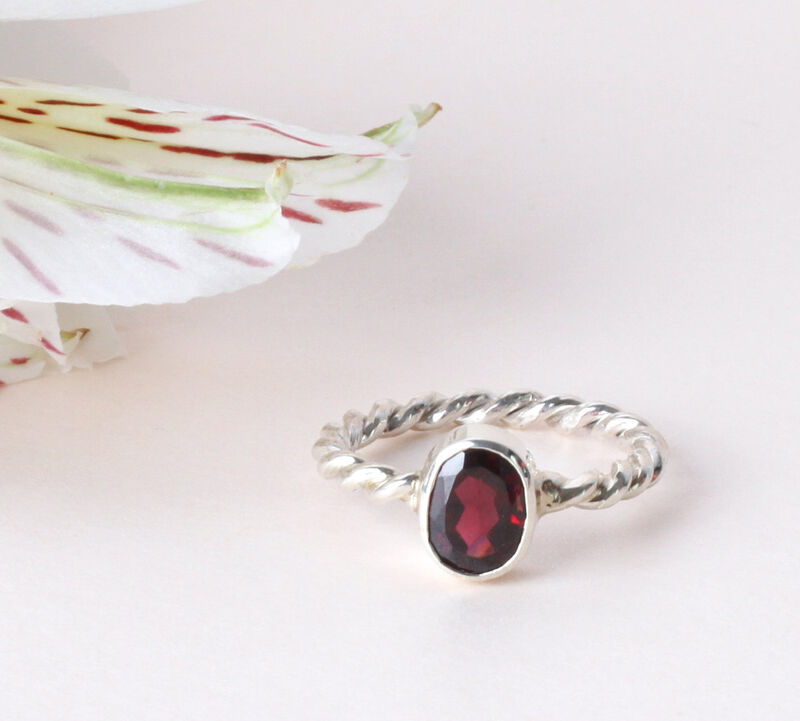 Anillo Bejuco de Plata Con Granate image number null