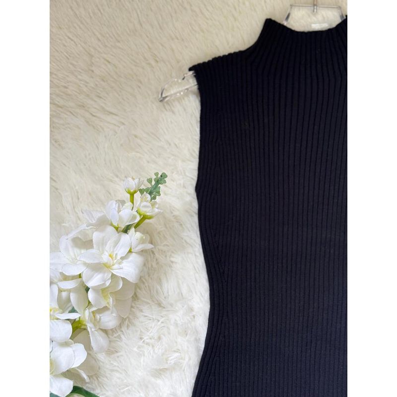 Vestido tejido cuello alto sin mangas image number null