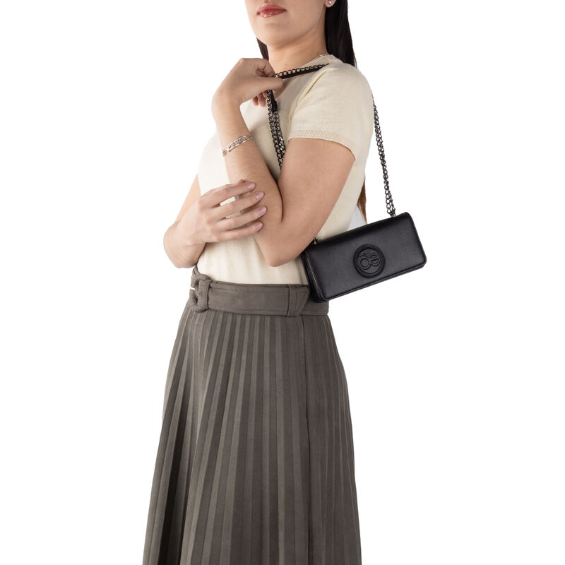 Cartera Flap Grande Con Monograma Troquelado Co... image number null