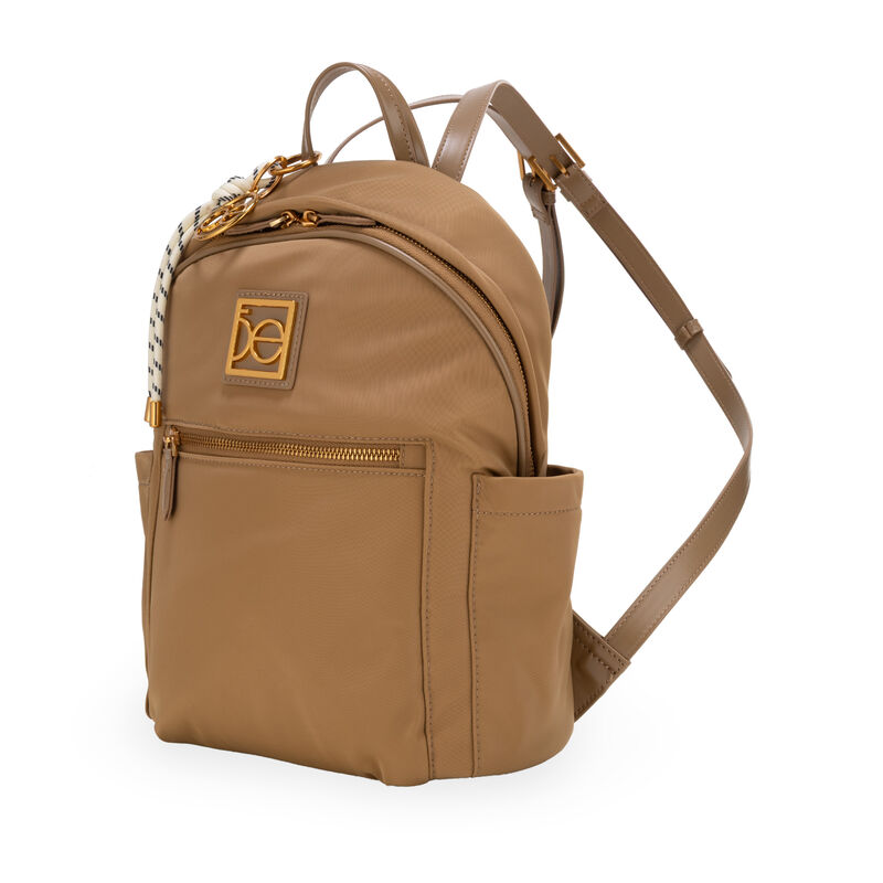 Mochila Grande Con Charm Decorativo Color Camel image number null