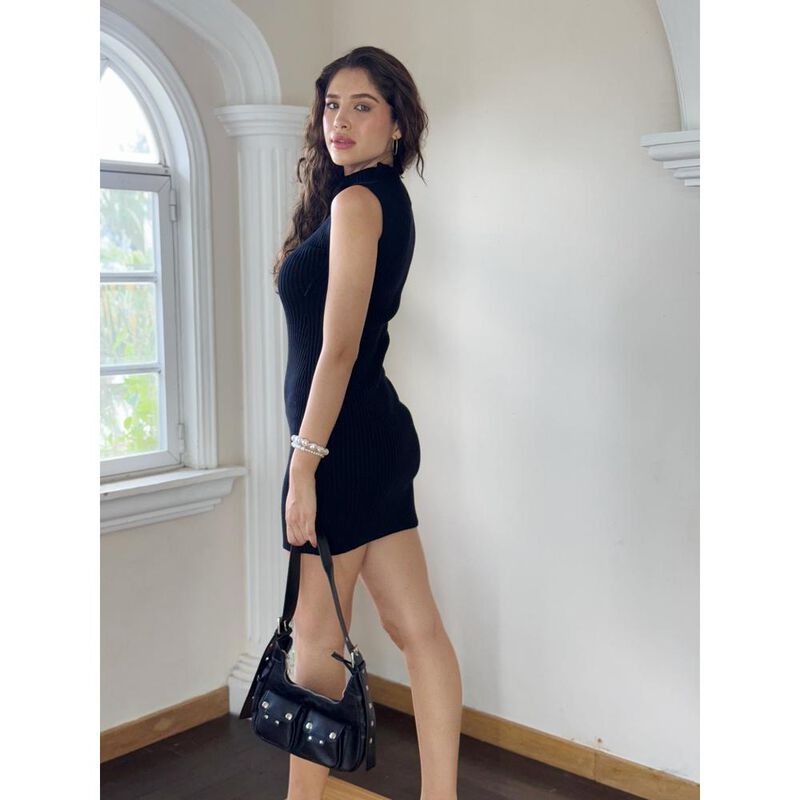 Vestido tejido cuello alto sin mangas image number null