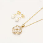 Juego de cadena y aretes de perlas