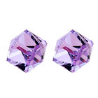 Aretes en Baño de Oro Blanco de 18K con Cubo de Cristal en Color Morado