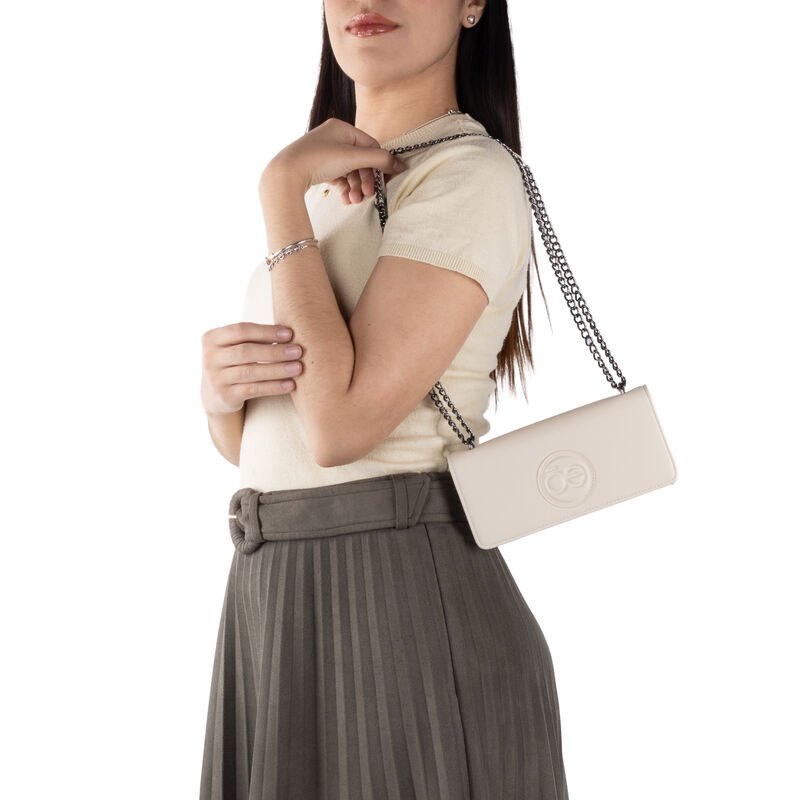 Cartera Flap Grande Con Monograma Troquelado Co... image number null
