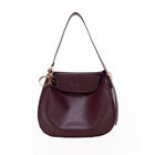 Bolsa Hobo Grande Con Charm Color Tinto