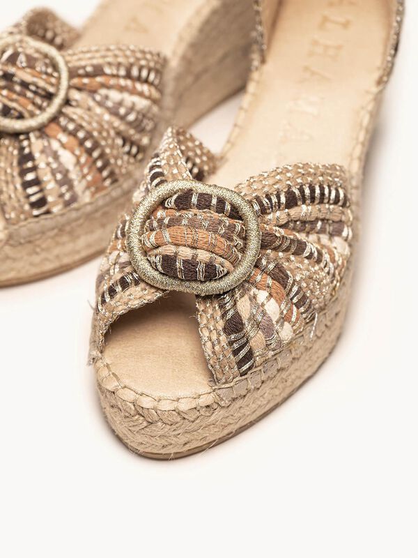 Amapola Cu&ntilde;a Media Plataforma Taloncillo Taupe image number null