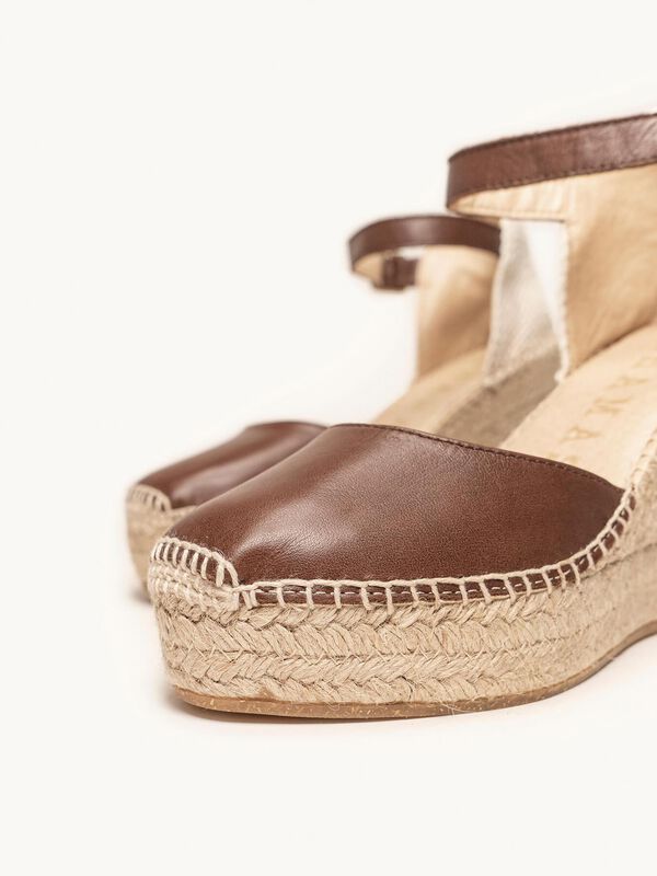 Alpargata de Cu&ntilde;a Alta Marga en Napa Marr&oacute;n Osc... image number null