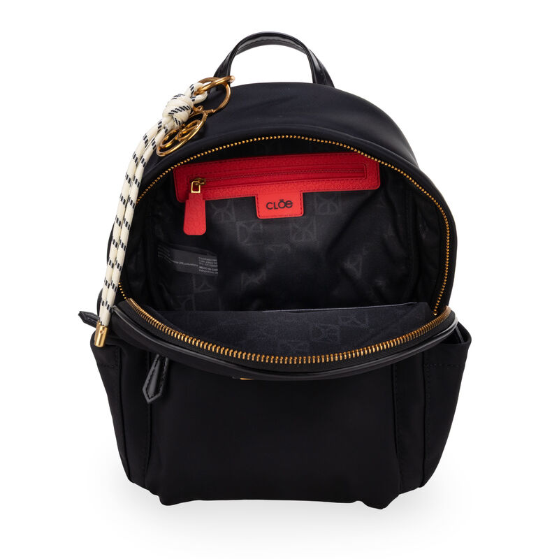 Mochila Mediana Con Charm Decorativo Color Negr... image number null