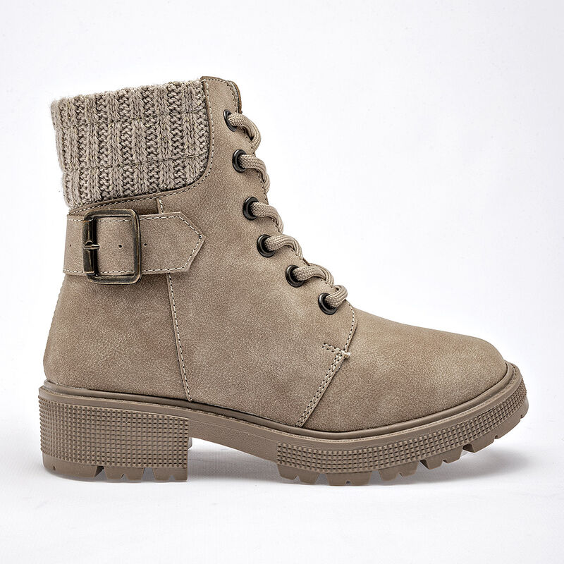 Ensue&ntilde;o Bot&iacute;n para ni&ntilde;a. Beige image number null