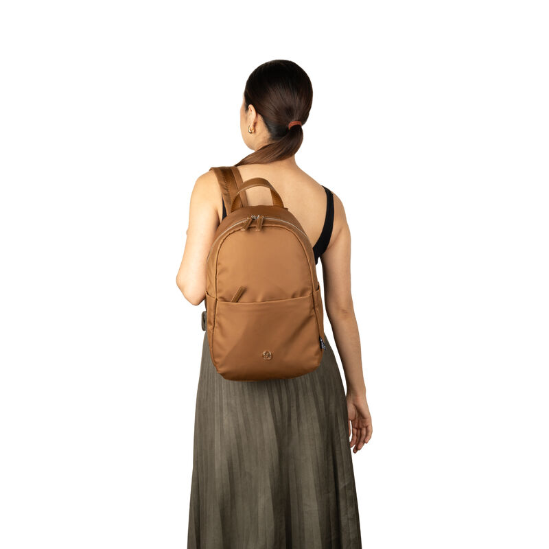 Mochila Grande Con Herraje De Monograma Color C... image number null