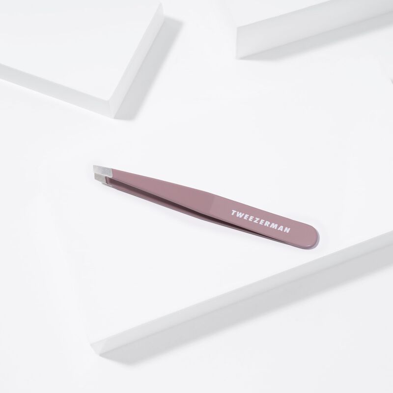 Pinza Inclinada Tweezerman, Color Morado, Glici... image number null