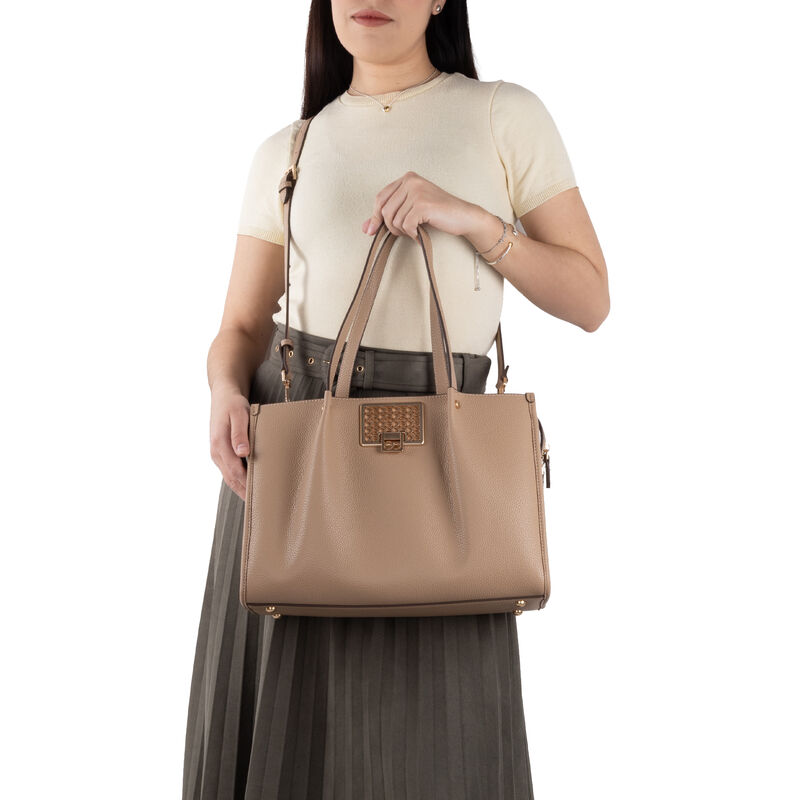 Bolsa Satchel Grande Con Herraje Color Camel image number null