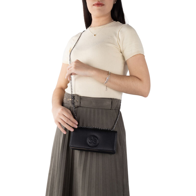 Cartera Flap Grande Con Monograma Troquelado Co... image number null