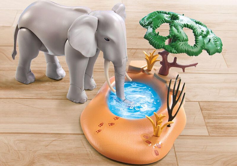 Elefante De Juguete De Playmobil En El Pozo De ... image number null