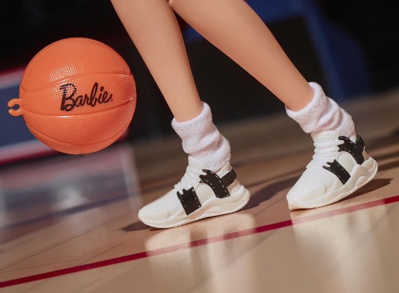 Mu&ntilde;eca Barbie Signature Sue Bird Con Uniforme N... image number null