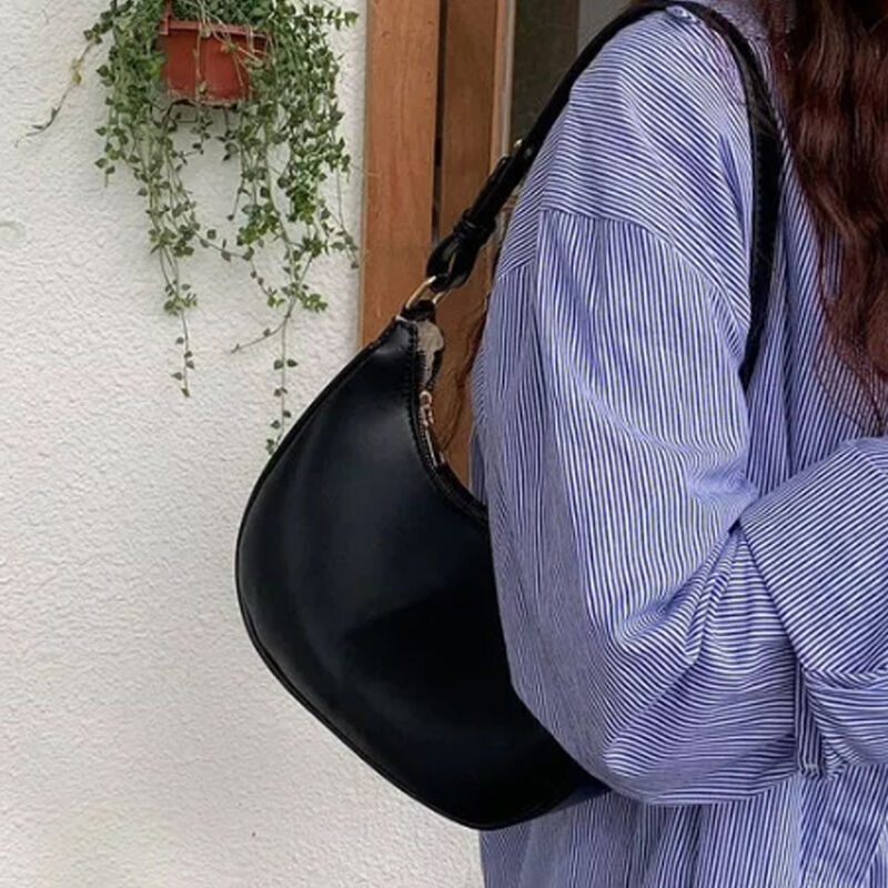 Bandolera Cuero Negro Liso Detalles Oro image number null