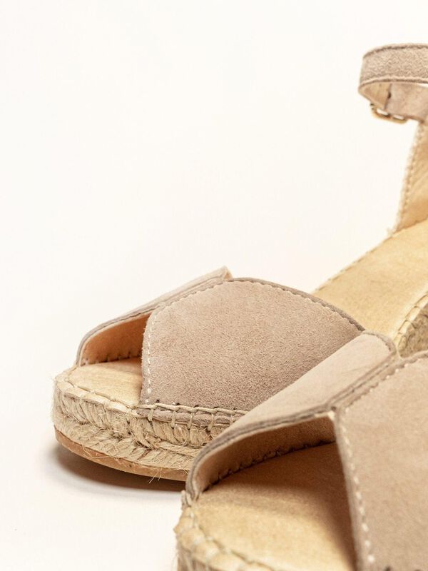 Alel&iacute; Cu&ntilde;a Media Ante Piedra image number null