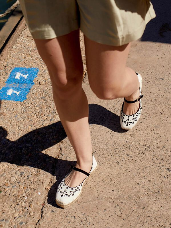 Campanilla Lona Bordada Negro image number null