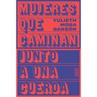 Mujeres que caminan junto a una cuerda