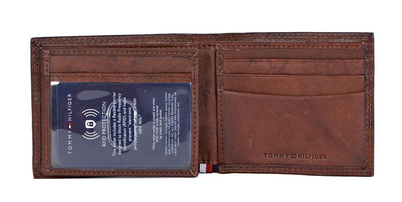 Cartera Passcase Tommy Hilfiger Tan Huck Para H... image number null