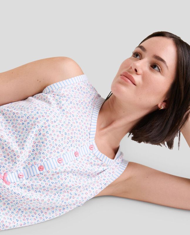 Camis&oacute;n Corto con Estampado de Flores Celeste image number null