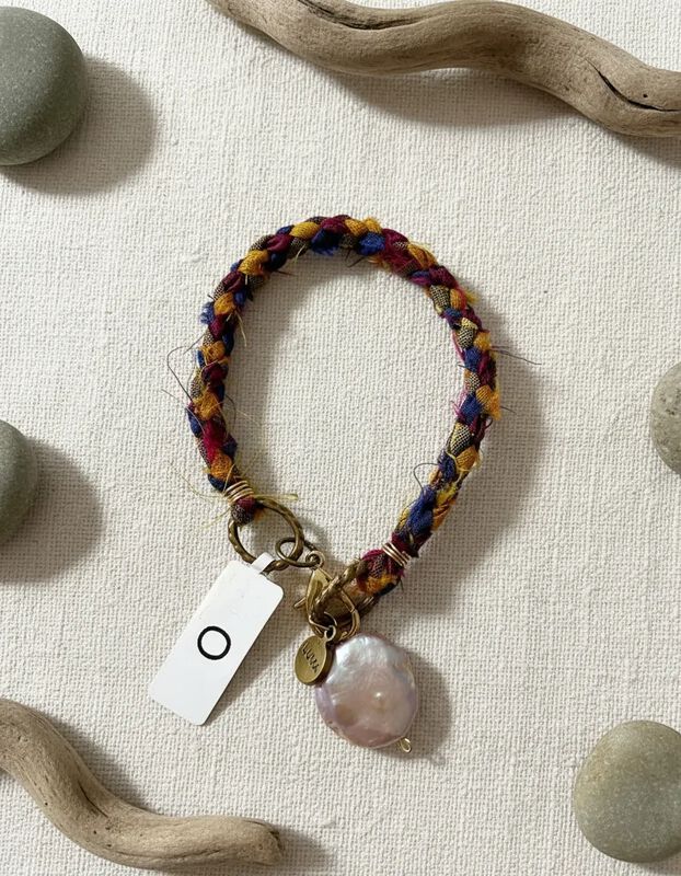 Pulsera Tejida Con Tela Y Dije Plano De Pirita ... image number null