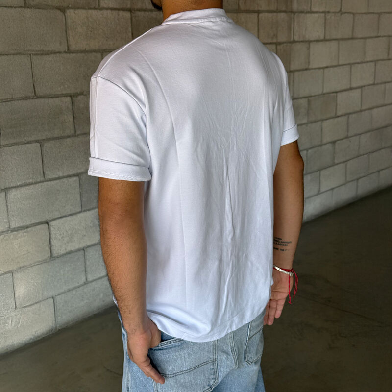 Playera De Cuello Redondo Y Mangas Cortas Blanc... image number null