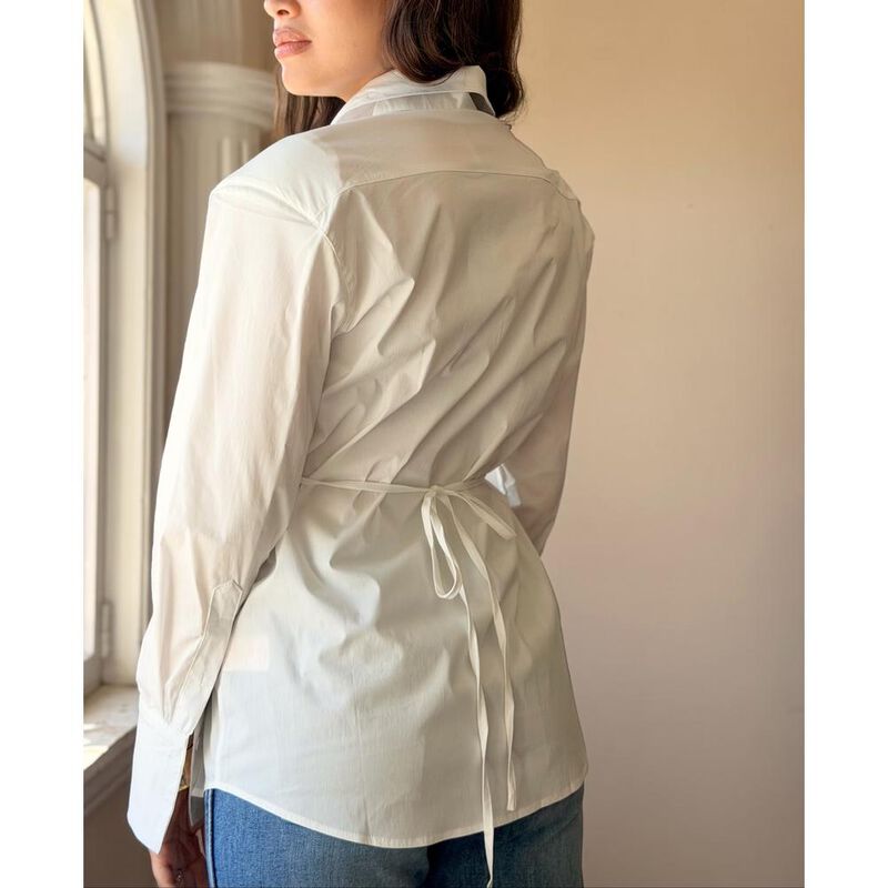 Camisa con hombreras y corbata image number null